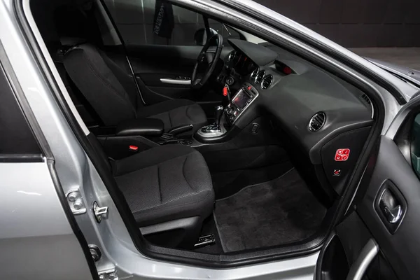 Novosibirsk, Rusya - 30 Ocak 2019: Peugeot 408, pano, koltuklar ve direksiyon simidi close-up. Fotoğraf üzerinde bir park Novosibirsk içinde modern bir araba