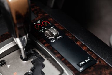 Novosibirsk, Rusya - 30 Ocak 2019: Toyota Land Cruiser 200, Hızlandırıcı kolu ve düğmeleri close-up. Fotoğraf üzerinde bir park Novosibirs içinde modern bir araba