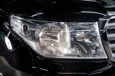 Novosibirsk, Rusya - 30 Ocak 2019: Toyota Land Cruiser 200, yakın çekim farlar. Fotoğraf üzerinde bir park Novosibirs içinde modern bir araba