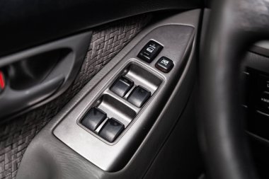 Novosibirsk, Rusya - 30 Ocak 2019: Toyota Land Cruiser Prado, yakın çekim yan kapı düğmesi: pencere ayarlama düğmeleri, kapı kilidi. Fotoğraf üzerinde bir park Novosibirs içinde modern bir araba