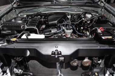 Novosibirsk, Rusya - 30 Ocak 2019: Toyota Land Cruiser Prado, motoru, ön görünüm close-up. Fotoğraf üzerinde bir park Novosibirs içinde modern bir araba