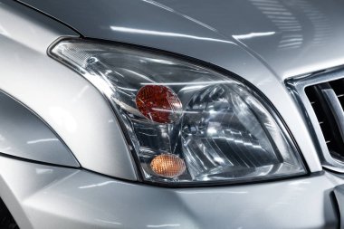 Novosibirsk, Rusya - 30 Ocak 2019: Toyota Land Cruiser Prado, yakın çekim farlar. Fotoğraf üzerinde bir park Novosibirs içinde modern bir araba