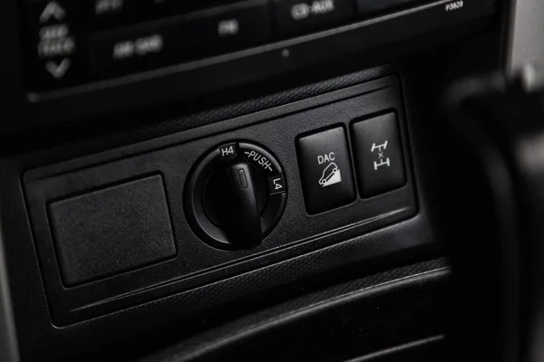 新西比尔斯克 俄罗斯 2019年1月30日 丰田陆地巡洋舰普拉多 仪表盘和按钮的特写 在新西比尔停车场拍摄一辆现代汽车 — 图库照片