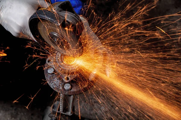 Eine Nahaufnahme Des Schneidens Eines Autoteils Aus Metall Mit Einem — Stockfoto