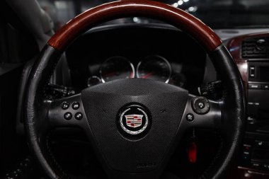 Novosibirsk, Rusya - 01 Şubat 2019: Cadillac Cts, pano, hız göstergesi ve takometre ve direksiyon simidi close-up. Fotoğraf üzerinde bir park Novosibirs içinde modern bir araba