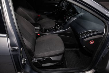 Novosibirsk, Rusya - 01 Şubat 2019: Ford Focus, pano, hız göstergesi ve takometre, koltuklar ve direksiyon simidi close-up. Fotoğraf üzerinde bir park Novosibirs içinde modern bir araba
