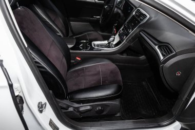 Novosibirsk, Rusya Federasyonu-01 Şubat 2019: Ford Mondeo, pano, hız göstergesi ve takometre, koltuklar ve direksiyon simidi close-up. Fotoğraf üzerinde bir park Novosibirs içinde modern bir araba