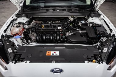 Novosibirsk, Rusya Federasyonu-01 Şubat 2019: Ford Mondeo, Engine, yakın çekim ön görünümü. Fotoğraf üzerinde bir park Novosibirs içinde modern bir araba