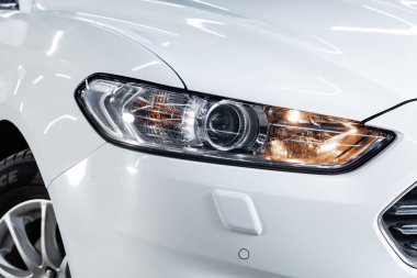 Novosibirsk, Rusya Federasyonu-01 Şubat 2019: Ford Mondeo, yakın çekim farlar. Fotoğraf üzerinde bir park Novosibirs içinde modern bir araba