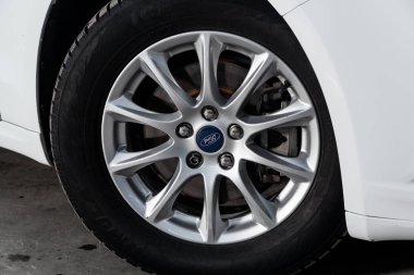 Novosibirsk, Rusya Federasyonu-01 Şubat 2019: Ford Mondeo, tekerlek close-up. Fotoğraf üzerinde bir park Novosibirs içinde modern bir araba