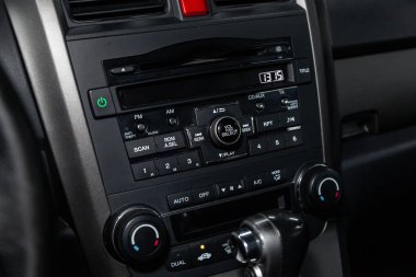 Novosibirsk, Rusya - 01 Şubat 2019: Honda Cr-V, pano close-up, üfleyici, Klima, oyuncu ayarı. Fotoğraf üzerinde bir park Novosibirs içinde modern bir araba