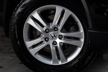 Novosibirsk, Rusya - 01 Şubat 2019: Honda Cr-V, tekerlek close-up. Fotoğraf üzerinde bir park Novosibirs içinde modern bir araba