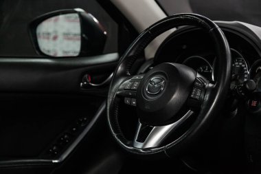 Novosibirsk, Rusya - 01 Şubat 2019: Mazda Cx-5, pano, hız göstergesi ve takometre ve direksiyon simidi close-up. Fotoğraf üzerinde bir park Novosibirs içinde modern bir araba