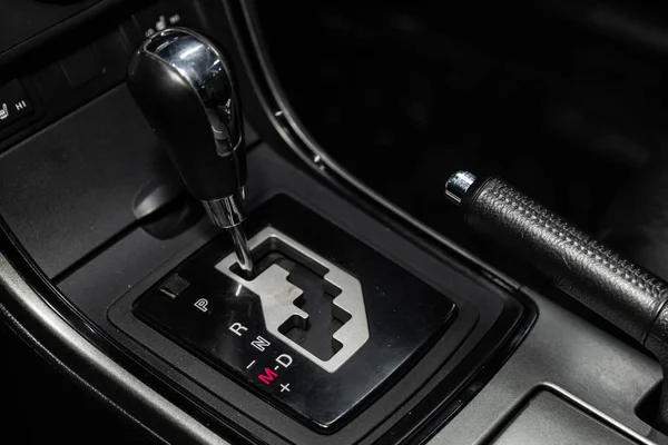 新西比尔斯克 俄罗斯 2019年2月1日 马自达 特写的加速器手柄和按钮 在新西比尔停车场拍摄一辆现代汽车 — 图库照片