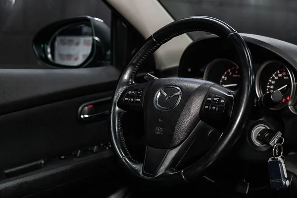 新西比尔斯克 俄罗斯 2019年2月1日 马自达 仪表板 速度计和转速表和方向盘的特写 在新西比尔停车场拍摄一辆现代汽车 — 图库照片