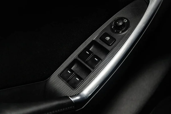 新西比尔斯克 俄罗斯 2019年2月1日 马自达 侧门按钮的特写 窗口调整按钮 在新西比尔停车场拍摄一辆现代汽车 — 图库照片