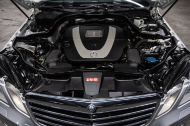 Novosibirsk, Rusya - 01 Şubat 2019: Mercedes-Benz E-Class E 350 4MATIC, motoru, ön görünüm yakın çekim. Fotoğraf üzerinde bir park Novosibirs içinde modern bir araba