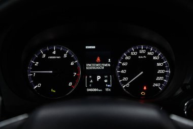 Novosibirsk, Rusya - 01 Şubat 2019: Mitsubishi Outlander, pano, hız göstergesi ve takometre close-up. Fotoğraf üzerinde bir park Novosibirs içinde modern bir araba