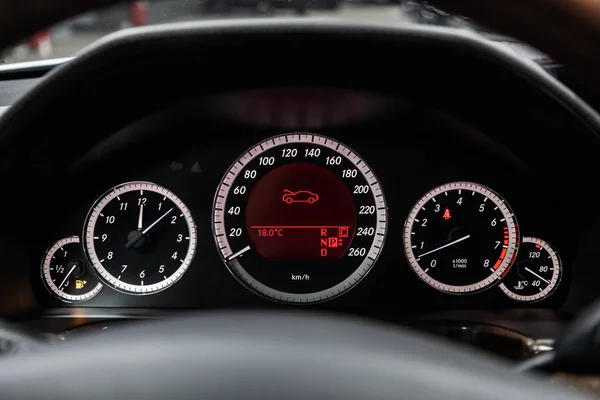 俄罗斯新西比尔斯克 2019年2月1日 梅赛德斯 350 4Matic 仪表板 速度计和转速表的特写镜头 在新西比尔停车场拍摄一辆现代汽车 — 图库照片