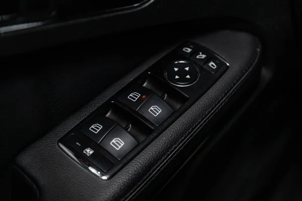 俄罗斯新西比尔斯克 2019年2月1日 梅赛德斯 350 4Matic 侧门按钮的特写 窗口调整按钮 在新西比尔停车场拍摄一辆现代汽车 — 图库照片