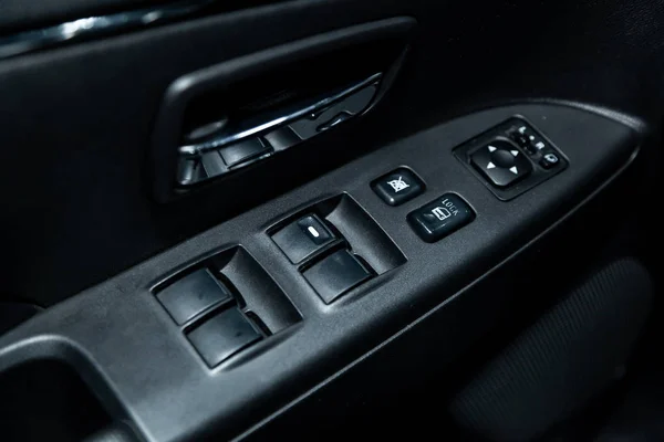 俄罗斯新西比尔斯克 2019年2月1日 三菱阿克斯 侧门按钮的特写 窗口调整按钮 在新西比尔停车场拍摄一辆现代汽车 — 图库照片