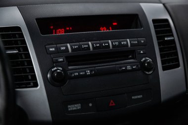 Novosibirsk, Rusya - 01 Şubat 2019: Mitsubishi Outlander Xl, pano, close-up oyuncu. Fotoğraf üzerinde bir park Novosibirs içinde modern bir araba