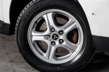 Novosibirsk, Rusya - 01 Şubat 2019: Mitsubishi Outlander Xl, tekerlek close-up. Fotoğraf üzerinde bir park Novosibirs içinde modern bir araba