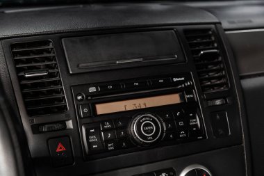 Novosibirsk, Rusya - 01 Şubat 2019: Nissan Tiida, pano, close-up oyuncu. Fotoğraf üzerinde bir park Novosibirs içinde modern bir araba