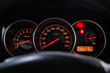 Novosibirsk, Rusya - 01 Şubat 2019: Nissan Tiida, pano, hız göstergesi ve takometre close-up. Fotoğraf üzerinde bir park Novosibirs içinde modern bir araba