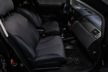 Novosibirsk, Rusya - 01 Şubat 2019: Nissan Tiida, pano, hız göstergesi ve takometre, koltuklar ve direksiyon simidi close-up. Fotoğraf üzerinde bir park Novosibirs içinde modern bir araba