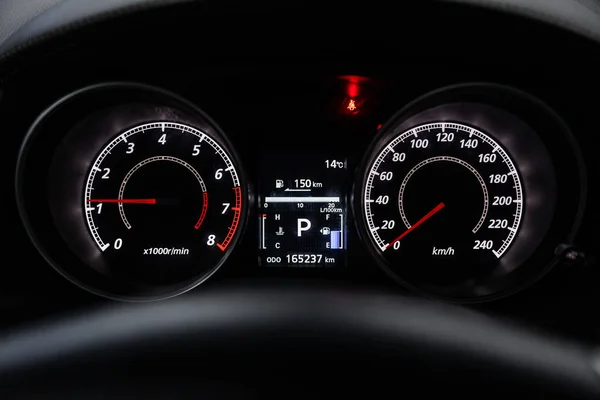 俄罗斯新西比尔斯克 2019年2月1日 三菱欧德德 仪表盘 速度计和转速表的特写镜头 在新西比尔停车场拍摄一辆现代汽车 — 图库照片