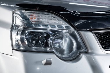 Novosibirsk, Rusya Federasyonu-01 Şubat 2019: Nissan Xtrail, yakın çekim farlar. Fotoğraf üzerinde bir park Novosibirs içinde modern bir araba