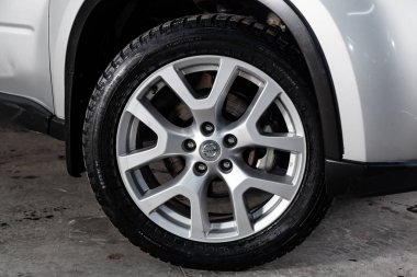 Novosibirsk, Rusya Federasyonu-01 Şubat 2019: Nissan Xtrail, tekerlek close-up. Fotoğraf üzerinde bir park Novosibirs içinde modern bir araba