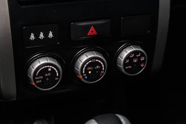 俄罗斯新西比尔斯克 2019年2月1日 Xtrail 仪表盘特写镜头 调整鼓风机 在新西比尔停车场拍摄一辆现代汽车 — 图库照片