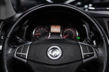Novosibirsk, Rusya - 01 Şubat 2019: Ssangyong Actyon, pano, hız göstergesi ve takometre ve direksiyon simidi close-up. Fotoğraf üzerinde bir park Novosibirs içinde modern bir araba