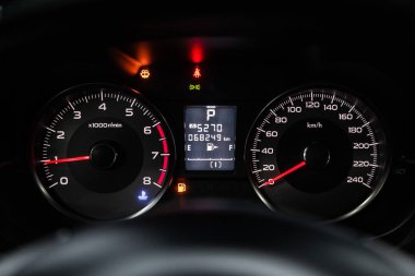 Novosibirsk, Rusya - 01 Şubat 2019: Subaru Forester, pano, hız göstergesi ve takometre close-up. Fotoğraf üzerinde bir park Novosibirs içinde modern bir araba