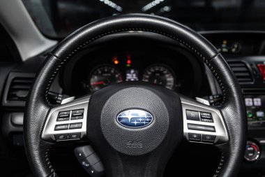 Novosibirsk, Rusya - 01 Şubat 2019: Subaru Forester, pano, hız göstergesi ve takometre ve direksiyon simidi close-up. Fotoğraf üzerinde bir park Novosibirs içinde modern bir araba