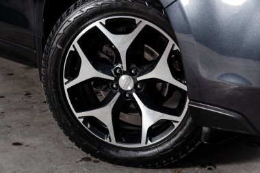 Novosibirsk, Rusya - 01 Şubat 2019: Subaru Forester, tekerlek close-up. Fotoğraf üzerinde bir park Novosibirs içinde modern bir araba