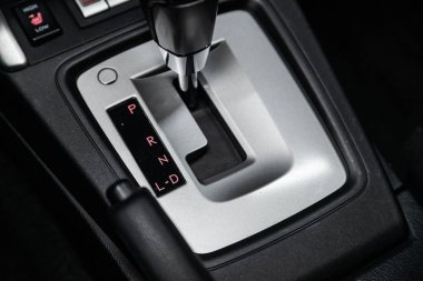 Novosibirsk, Rusya - 01 Şubat 2019: Subaru Forester, Hızlandırıcı kolu ve düğmeleri yakın çekim. Fotoğraf üzerinde bir park Novosibirs içinde modern bir araba