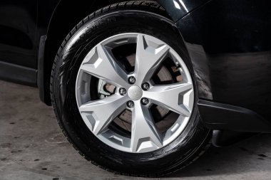 Novosibirsk, Rusya - 01 Şubat 2019: Subaru Forester, tekerlek close-up. Fotoğraf üzerinde bir park Novosibirs içinde modern bir araba