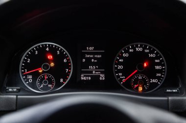 Novosibirsk, Rusya - 01 Şubat 2019: Volkswagen Tiguan, pano, hız göstergesi ve takometre close-up. Fotoğraf üzerinde bir park Novosibirs içinde modern bir araba