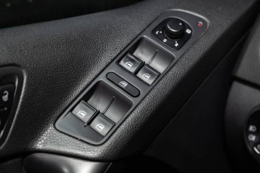 Novosibirsk, Rusya - 01 Şubat 2019: Volkswagen Tiguan, yakın çekim yan kapı düğmesi: pencere ayarlama düğmeleri, kapı kilidi. Fotoğraf üzerinde bir park Novosibirs içinde modern bir araba