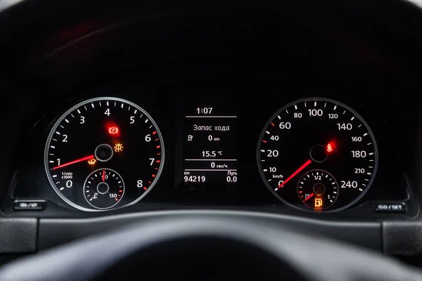 俄罗斯新西比尔斯克 2019年2月1日 Tiguan 仪表盘 速度计和转速表的特写镜头 在新西比尔停车场拍摄一辆现代汽车 — 图库照片