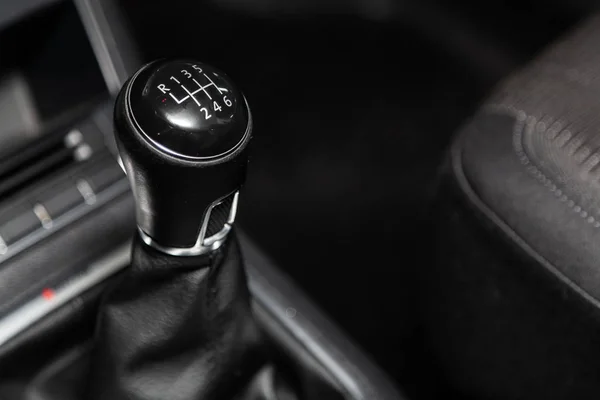 新西比尔斯克 俄罗斯 2019年2月1日 Tiguan 特写镜头的加速器手柄和按钮 在新西比尔停车场拍摄一辆现代汽车 — 图库照片