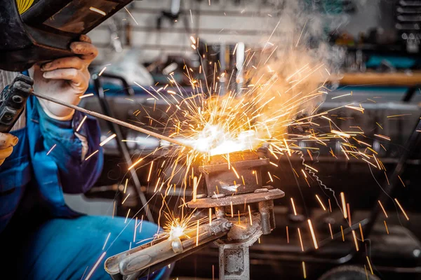 在汽车修理厂的焊接面罩 建筑均匀防护手套用焊接机焊接金属汽车零件 背景施工现场 — 图库照片