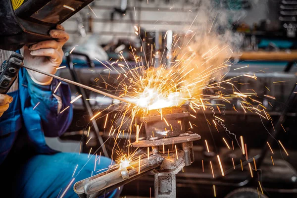 Mannen Svetsare Svetsning Mask Bygga Enhetliga Och Skyddande Handskar Svetsar — Stockfoto