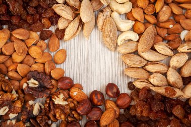 Soyulmuş badem, Kuru üzüm, kayısı taş, ceviz, kaju fıstığı, fındık desen. Makro fındık çeşitli arka plan dokusu