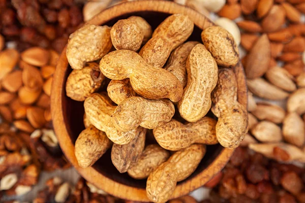 Cacahuetes Sin Pelar Una Placa Cedro Madera Fondo Una Dispersión — Foto de Stock