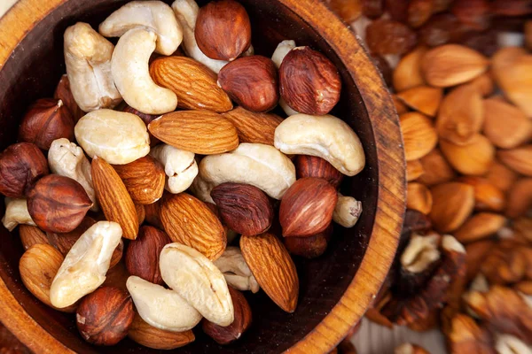 Avellana Pelada Anacardo Almendra Una Placa Cedro Madera Fondo Una — Foto de Stock