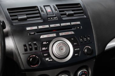 Novosibirsk, Rusya - 05 Şubat 2019: Mazda 3, pano close-up, üfleyici, Klima, oyuncu düzeltilmesi. Fotoğraf üzerinde bir park Novosibirs içinde modern bir araba